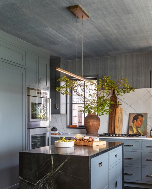 Essence Linear: Aged BrassPhotography by
Jessie Preza @jessiepreza <br>
Interior Design by Kelly Cook, Orangerie Home
@orangerie_home