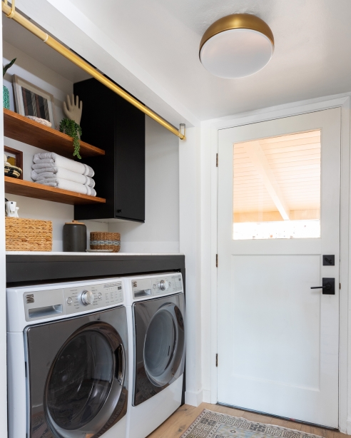 Kosa 13 Ceiling, Aged BrassPhoto: Nicole Dianne Photography
<br>Designer: Studio Plumb